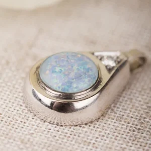 Hängsmycke med opal och diamant