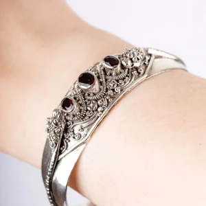 Kraftigt armband med granater