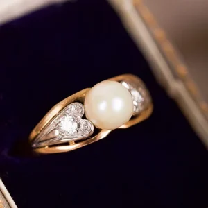 Pärlring med diamant- och vitguldsdetaljer