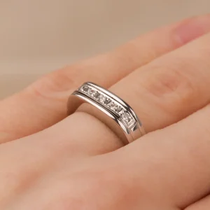 Ring i vitguld med diamanter