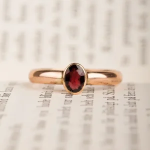 Ring med en granat tillverkad år 1920