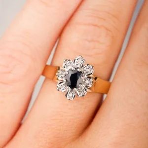Ring med en safir och diamanter