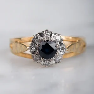 Ring med mörk safir och diamanter