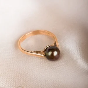 Ring med svart pärla tillverkad år 1975