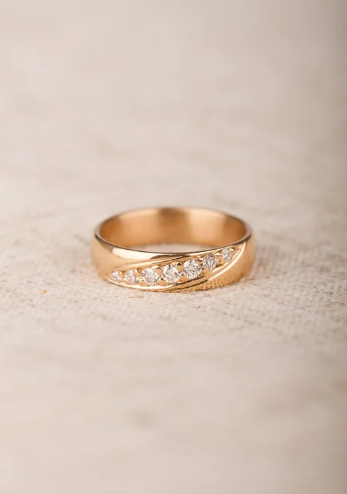 Rödguldsring från Schalins med diamanter