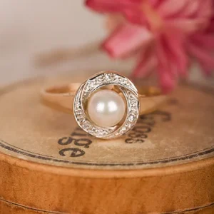 Söt pärl-ring med diamanter