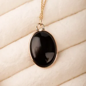 Stort hängsmycke med en oval onyx