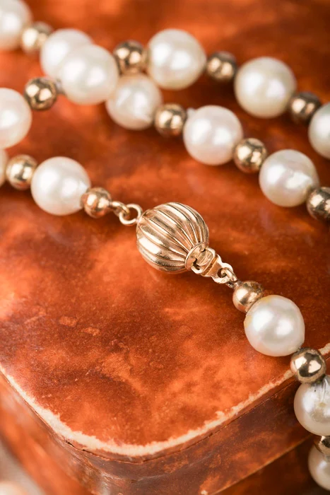 Unikt pärlcollier med gulddetaljer - Bild 2