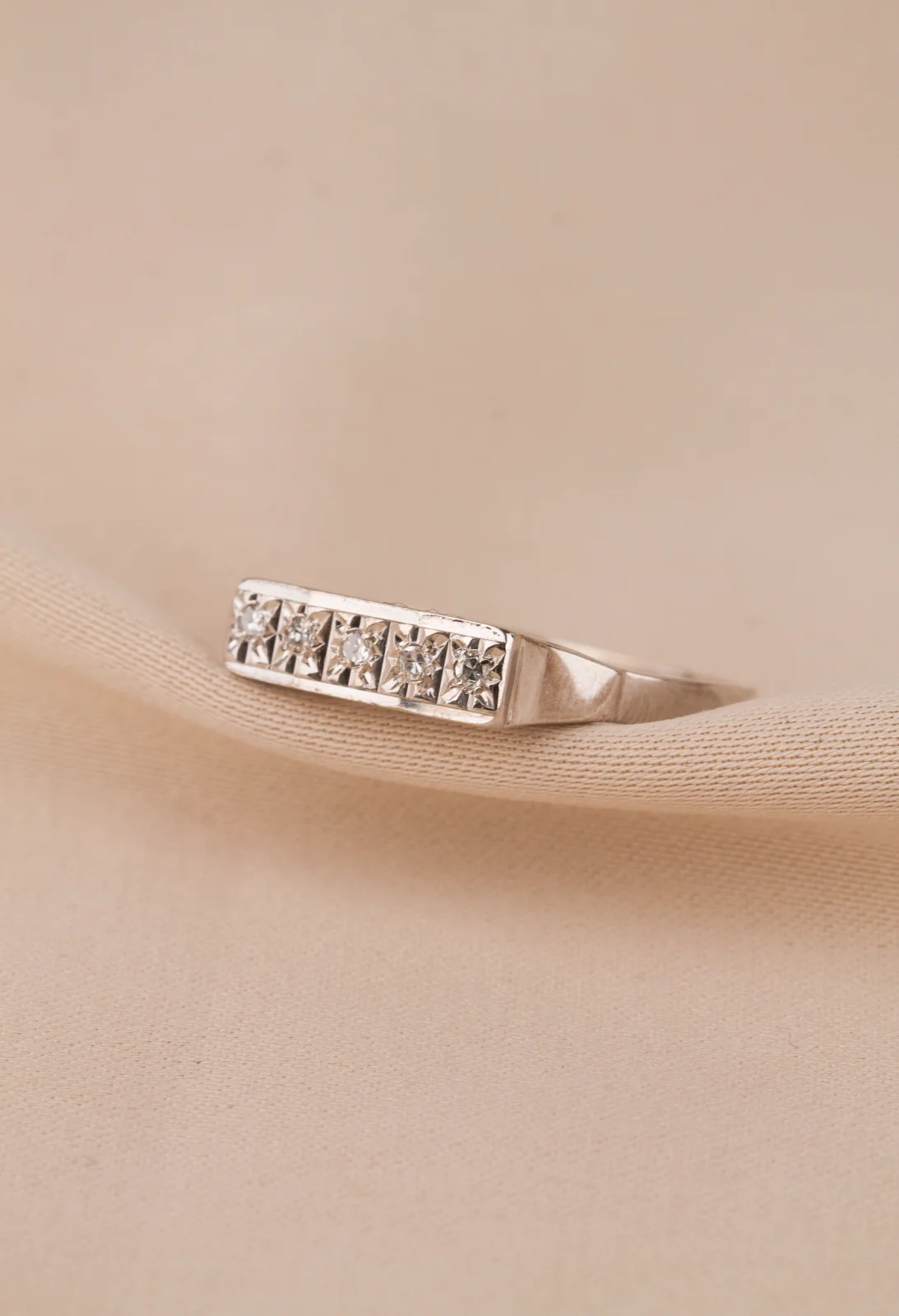 Vintage vitguldsring med diamanter